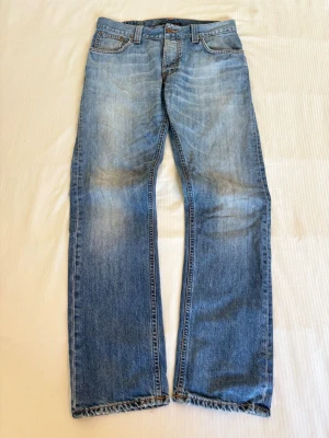 Vintage Nudie Jeans Bootcut - Hank Rey - Tjooo!!! Nu säljer jag mina Hank Rey nudie jeans i storleken 31/32😤passformen på dessa jeans är slim / straight till en slight bootcut och washen på dessa jeans är helt galen 😝 tveka inte på skriva ifall ni har några frågor 🥰