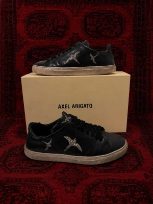 Svarta Axel Arigato clean 90  - Sällsynt och efterfrågad modell | skick 7/10, använt skick | Storlek 42 EU | Ordinare pris : 2749 kr | pris går att diskutera vid snabbaffär / bundle köp! 💯🤝