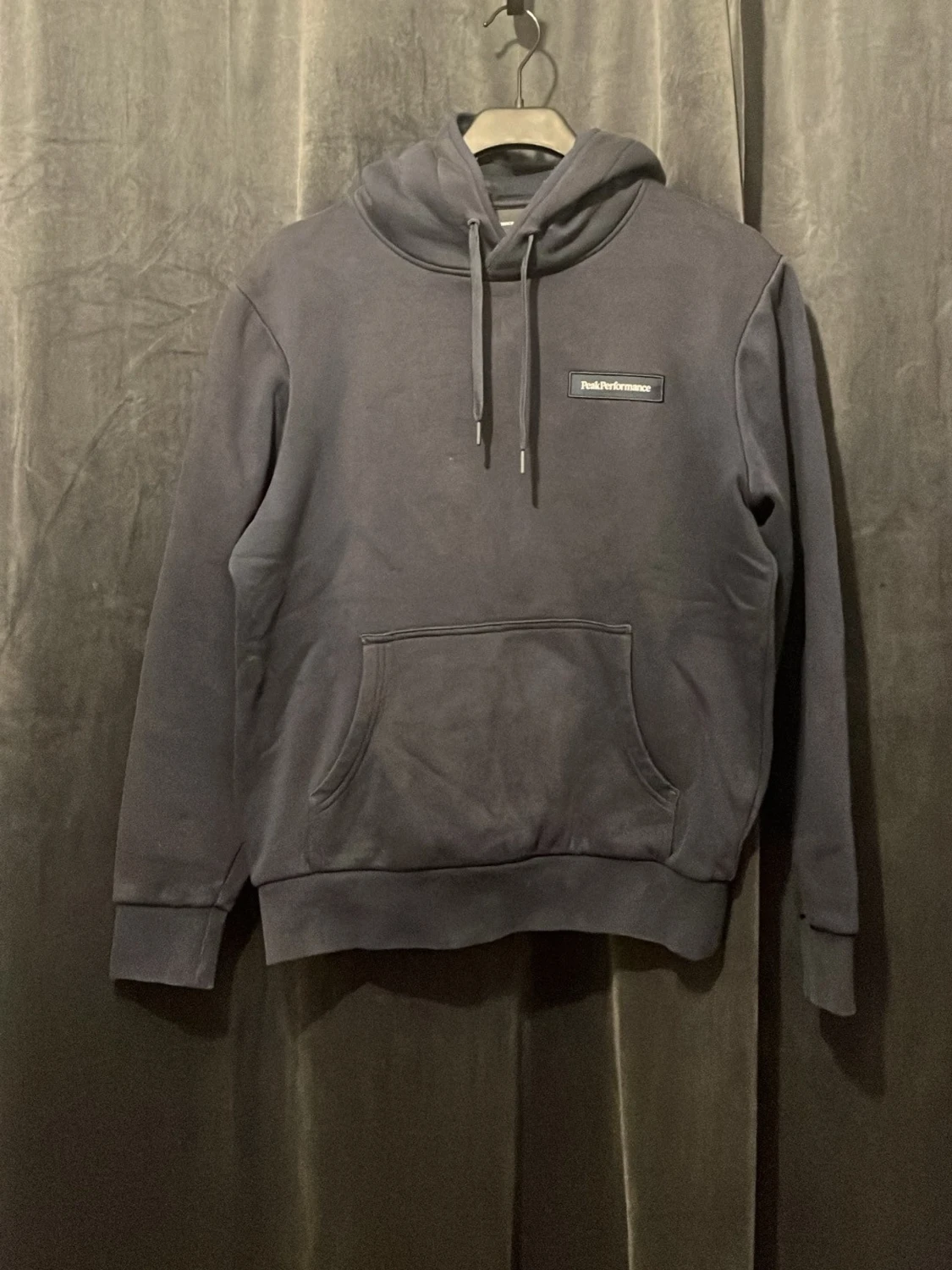 Mörkgrå Peak Performance hoodie med snörning