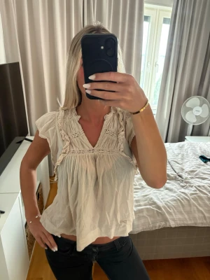 Ljusbeige blus - Jätte söt ljusbeige blus som är lite genomskinlig och lite skrynklig annars jätte fin🤩