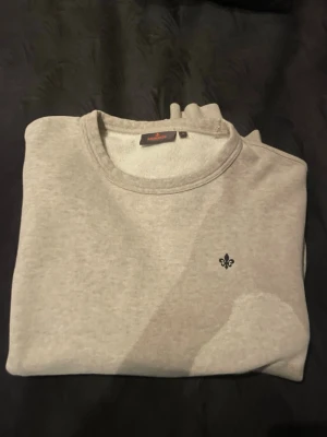 Ljusgrå Morris sweatshirt  - Säljer en stilren ljusgrå Morris sweatshirt i storlek M. Passar dock S betydligt bättre. Skicket på tröjan är mycket bra den har inga defekter. Skriv vid funderingar. 