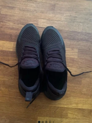 Svarta mesh-sneakers Nike Air Max - Säljer ett par svarta Nike Air Max sneakers med mesh-överdel och klassisk sula. Skorna har snörning och diskret Nike-logga på sidan samt på plösen. Perfekta för dig som gillar sportig och stilren look.