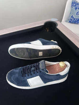 Valentino Garavani Flycrew Navy Blue (St 43) - Säljer nu ett par sjukt feta Valentino Garavani Flycrew i en unik Navy Blue Mocka som är perfekta nu till sommaren. Skicket  är som ni ser på bilderna. Alla nitar är på och mockan är mjuk och fin. Storleken är 43 men passar även 42 och 44. Nypriset ligger runt 7500kr. Har ni några funderingar är det bara att höra av sig, priset kan diskuteras vid snabb affär! 😁🤝.                          Tar även emot byten🤝