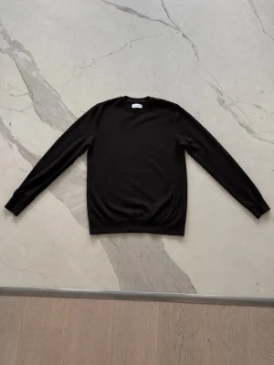 Stickad Samsøe Samsøe tröja -  Stickad ”Samsøe Samsøe” tröja | Skick: 9/10 | material: bomul och merinoull | färg: brun | köpt för 799kr | hör av er vid frågor!