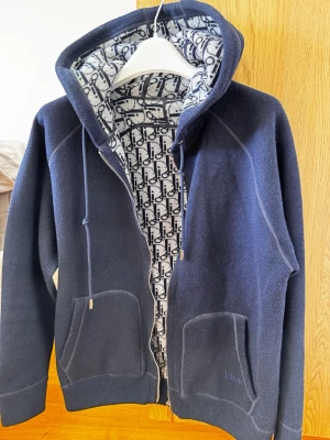Mörkblå hoodie tar även byten  - Bättre pris vid snabb affär