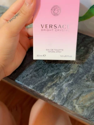 Versace Bright Crystal EdT 30ml - Versace Bright Crystal Eau de Toilette i 30 ml är en fräsch och feminin parfym i en snygg rosa och vit förpackning. Doften är lätt och blommig, perfekt för dig som gillar eleganta och moderna parfymer. Kommer i originalkartong med Versace-logga.