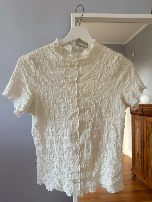 Vit/beige kortärmad blus från Wera - Topp från Wera i storlek S