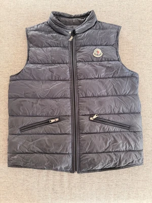 Navy blue Moncler Gui väst - Använt ett fåtal gånger | strl 164 cm | liten skavank vid dragkedjan men går att använda enkelt ändå | kom privat och diskutera priset