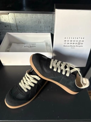 Maison Margiela - Säljer ett par helt nya och fräscha maison margiela då dem var för små för mig. Dem är i storlek 43 men är små i storleken, box och annat fås med. 