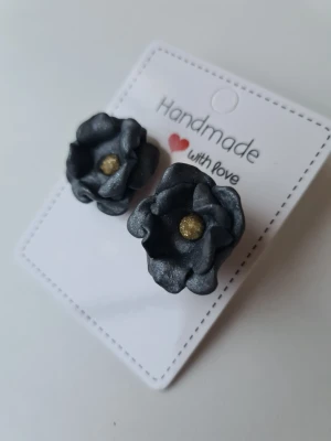 Handgjorda mörkgrå blomörhängen - Unika handgjorda örhängen i form av abstrakta, mörkgrå blommor med skimrande guldfärg i mitten. Blommorna har ett lätt skimmer, som mörk asfalt en regnig kväll. Gjorda för hand av lättviktsleran polymerlera, så de är bekväma och enkla att bära.