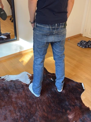 Replay jeans - Anbass slim fit replay jeans knappt använda. Snygg grön lapp på baksidan(se bild 2)