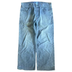Vintage Stussy Jeans - Ett par vintage Stussy Jeans i storlek 34. Jeansen är i okej skick med ett hål på låret och ett på bakfickan men inga fläckar. Vid fler frågor eller mått tveka inte att kontakta oss!