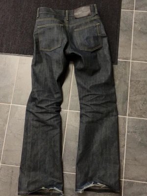 Naked & famous groovy guy selvedge denim - Riktigt feta selvedge bootcut jeans från naked & famous, slutsålda överallt och allmänt svåra att få tag, riktigt fet passform och kvalite, jeansen är i storlek 29/32