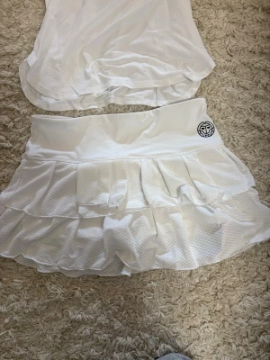 Tennis kjol  - Super fin tennis kjol, vit med volanger och inbyggda shorts. Aldrig använd. Nypris ca 600kr. (Säljer linnet i min profil också)