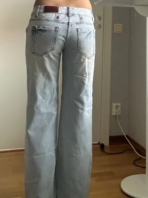 Lågmidjade raka jeans - Säljer ett par jättesnygga ljusblåa raka jeans i storlek M. Midjemått: ca 77 cm Innerben: ca 78.5 cm Ytterben: ca 100 cm Säljanledning: för kort på mig Priset kan diskuteras och skriv gärna vid frågor 🩷