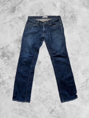 Acne jeans - Riktigt snygga jeans från Acne Studios i mörkblå denim (30W, 32L) med cool tvätt och lite worn känsla. Ger riktiga archive/vintage vibbar. Skön passform och sitter riktigt bra på (straight fit).