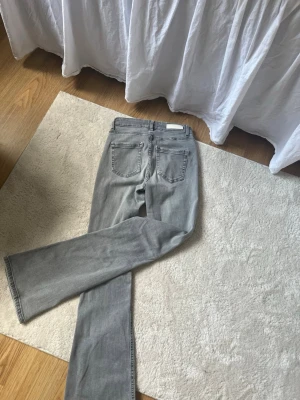 Grå bootcut jeans från ONLY XS - Säljer ett par gråa bootcut jeans från ONLY i storlek XS. Längd 30. Jeansen har klassiska bakfickor och en snygg tvättad look. Perfekta för dig som gillar en avslappnad men trendig stil. Materialet är mjukt och stretchigt för extra komfort.