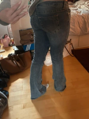 True Religion jeans med rosa detaljer - Jätte snygga true religion jeans med rosa detaljer. Storlek 29, skulle säga att de sitter som M.