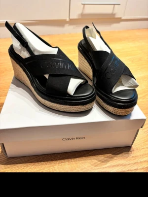 Calvin Klein kilklackar - Calvin Klein kilklackar i svart, endast använda en gång. Mycket fint skick! 🖤 Nypris 1 799 kr.