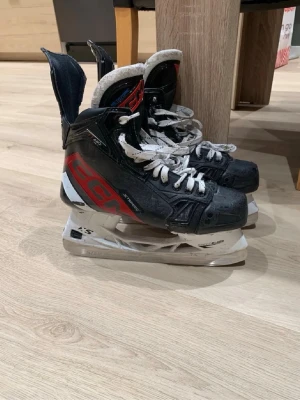 Svarta CCM hockeyskridskor - Säljer ett par ccm jetspeed ft680. Skridskorna har en sportig design med tydliga loggor och vita skenor. Perfekta för dig som vill ha bra grepp på isen och snygg stil. Skenorna använda en halv säsong så mycket skena kvar! storlek 41 fit 3