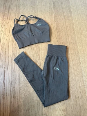 Brunt seamless träningsset från ICANIWILL - Säljer ett brunt seamless träningsset från ICANIWILL, består av sport-bh med smala axelband och höga tights. Materialet är stretchigt och består av 92% nylon och 8% spandex, perfekt för gym eller yoga. Diskret logga på både bh och tights.