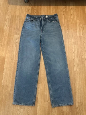 Top Vintage Denim Light Wash - Mått: Midja - 36-37cm Ytterbenslängd - 1.03cm Benöppning - 22-23cm Innerbenslängd 74cm