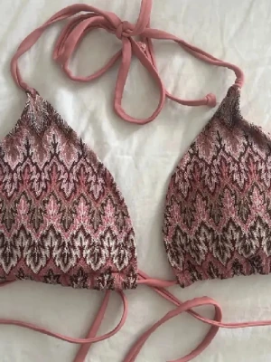 Rosa missoni mönstrad bikini - Så snygg trekantsbikini med knytband i nacken och ryggen💕💕Helt ny och oanvänd 