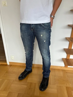 Dondup George jeans  - Dondup George jeans herr| storlek: W34 L34| pris:699kr| skick:9,8/10| hör av dig vid minsta lilla fundering eller fråga| 