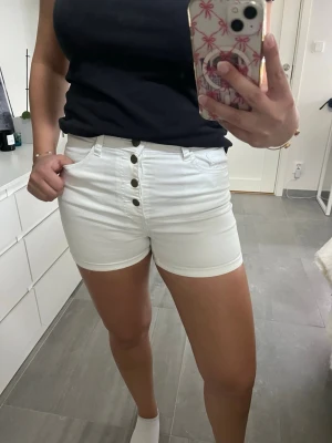 Vita jeans short  - Vita jeans short💕storlek 170cm men skulle säga de passar xs/s