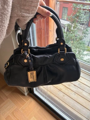 Marc Jacobs Classic Q väska - Säljer denna Marc Jacobs väska i modellen Classic Q💕 Den är i mycket fint skick och är sparsamt använd. Skriv för frågor🫶