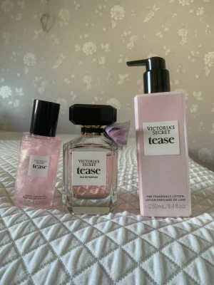 VS tease  - 100ml parfym (ca 90ml kvar), 75ml body spray, 250ml body lotion (ca 60% kvar).