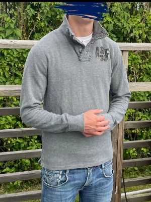 Abercrombie & Fitch tröja - Fet tröja i skönt material  Superbra skick - som ny Size M, Jag är 180cm och 68kg Hör gärna av dig
