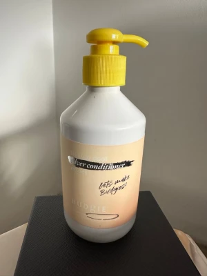BUDGIE Silver Conditioner pumpflaska - Silverbalsam från Budgie  Budgie Silver Conditioner i en vit plastflaska med gul pump, 300 ml. Silverbalsam. Jag fick flaskan för ett tag sen ( minns inte när), den har dock aldrig öppnats. Perfekt för att neutralisera gula toner i blont hår och ge en kallare nyans.