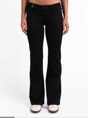 Svarta bootcut jeans med fickor - Jättefina jeans som tyvärr knappast kommer till användning i modellen TALL💕