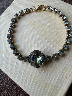 Swarovski armband  - Supersnygg armband med Swarovski princess cut black Diamond kristall i strlk 12mm och små kristaller