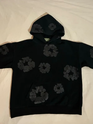 Denim Tears Hoodie - Rensar min garderob, jag fick tröjan av min brorsa när han flytta ut men har aldrig använt den, den har bara legat i min garderob eftersom den är för stor för mig 