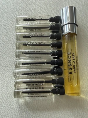 Parfymkit från Essnce - Säljer ett  testkit från Essnce, perfekt för den som vill testa lite av varje. 9 st 2 ml i dofterna Keep it Fruity, Sunny Soul, At the Seaside, Tarte au Citron, Summer Breeze, Pear Obsession, Cozy Godess, Hot Mimosa och Jardin de Flora. 8 ml flaskan är i doften Vanilla Baby. 