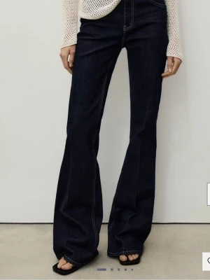 Mango jeans - Säljer ett par mörkblå bootcut jeans med hög midja och utsvängda ben. Passar S och xs