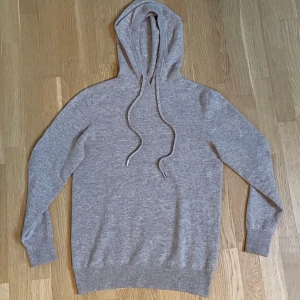 Merinoull hoodie - Säljer denna sjukt snygga och trendiga hoodien. Den är beige/brun och är gjord av 100% merino ull. Storlek M och passar perfekt för dig som är runt 180. Hör av dig om du undrar något!! Den passar mig bra förutom att den är lite kort i armen, jag är 188