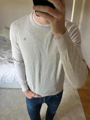 Ljusbeige tröja från Alvaro Moreno  - Snygg stickad tröja från Alvaro Moreno i väldigt fint skick! Plagget är privat köpt i Spanien och väl omhändertaget. ✌🏼——————————————————————————                                                          📐| Storlek: M                                                           👖| Märke: Alvaro Moreno                                      🔎 | Skick: Mycket bra                                             ✍🏻 | Skriv om du har några frågor