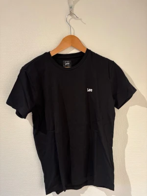 Lee T-shirt  - Svart T-shirt med vit tryck från Lee🖤🤍.                   Storlek S