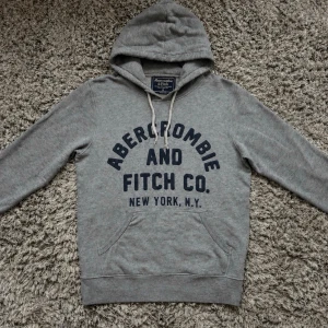 Grå hoodie Abercrombie & Fitch - Säljer denna stilrena Abercrombie & fitch hoodie ~ Fint Skick!👏Strl : M /// Hör gärna av er om ni har funderingar!🙌