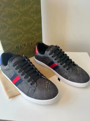 Gc skor - Skorna är i bra skick använda fåtal gånger. Storlek 44, perfekta för en stilig och bekväm look. Priset kan diskuteras vid snabb affär.
