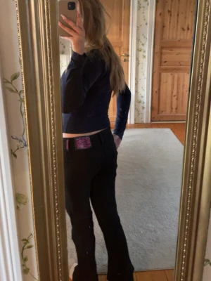 Cheap monday jeans - Helt oanvända köpta för några dagar sen. Saknar etikett redan när jag köpte dom storlek 30/34 är väldigt långa på mig som är 178🥰 säljer då jag vill köpa en mindre storlek.