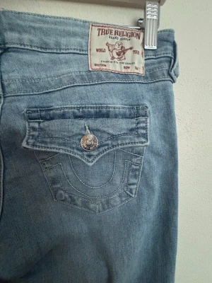 True religions jeans joey low rise flare - Ett par fina true religion jeans i storleken W27, har sprettat ner dem där nere för att jag ville ha dom längre. 