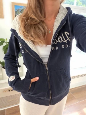 Hollister zip med teddy  - Frakt 24h. 