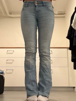 Ljusblå utsvängda jeans - Säljer ett par ljusblå utsvängda jeans. Jeansen har en lätt utsvängd passform nedtill och är tillverkade i ett mjukt denimtyg med lite stretch. Dem är sjukt snygga och perfekta om du vill ha ett par bekväma och snygga jeans 💕💕💕