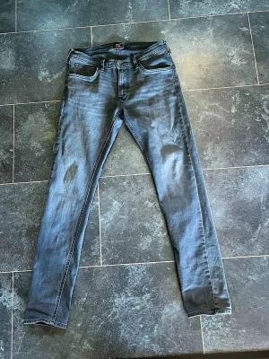 Svarta lee jeans - Säljer ett par svarta lee jeans i modellen Luke. De är knappt använda och har inga tecken på användning. W31 L34.                                                           Skriv och hör av er vid frågor.
