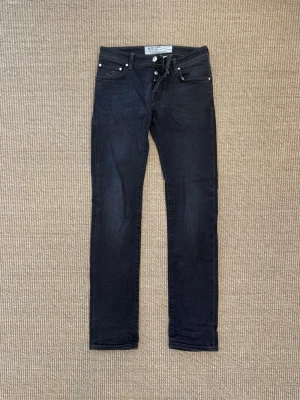 Jacob cohen jeans svarta - Svarta Jacob Cohen jeans - Storlek 31 - Skick 6-7/10 bra skick bara att de har blivit lagade i skrevet som syns på en av bilderna - Modell 622.c (slimfit)