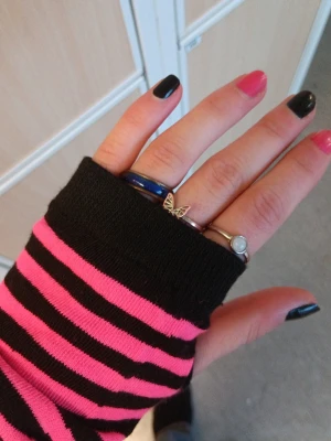 Arm och ben värmare - De rosa "arm värmarna" är använda ett fåtal gånger och köpta på ett event för 150 kr. Sitter tajt o har hål för tummarna. De svarta är benvärmare o vet inte vart de är köpta, knappt använda har ganska bra strecht så de sitter bra. Snygga till converse eller boots. 10 kr för de svarta, 20 kr för de rosa eller 30 kr för båda. Pris kan diskuteras, vill bara bli av med dom 💕